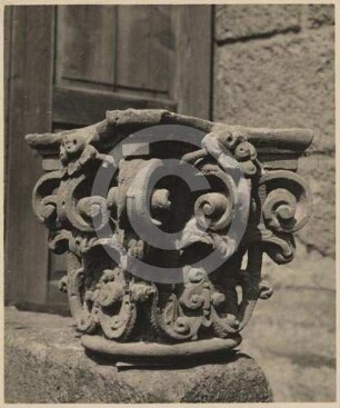 Kapitell vom Portal der katholischen St. Martinskirche Jauer