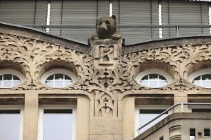 Geschäftshaus "Porzellan Bär" — Tierfigur
