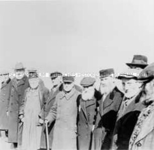 Gruppe von alten Männern im Warschauer Ghetto