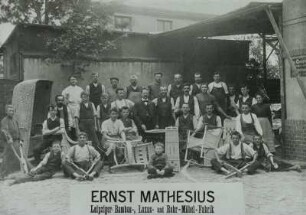 Leipzig-Gautzsch, Bambus-Luxus- und Rohrmöbelfabrik Ernst Mathesius, Gruppenbild der Belegschaft mit Korbmacherwaren