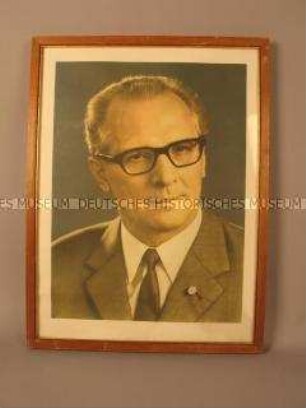 Porträt von Erich Honecker, gerahmt