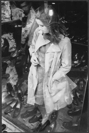 Frau vor Schaufenster eines Schuhgeschäftes stehend, Paris