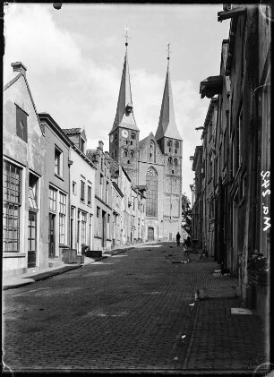 Deventer, Niederlande. Bergkirche mit Doppelturm