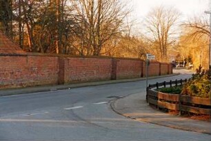 Steinhöfer Straße: Klostermauer: vorne von rechts Einmündung von Neuer Garten: Straßenschilder: 14. Februar 2002