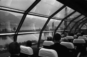 Koblenz; Bingen: Aussichtswagen des Rheingold-Express am Rhein zwischen Koblenz und Bingen
