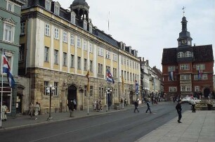 Eisenach. Ehemaliges Stadtschloß (Thüringer Museum). Fassade vom Marktplatz aus, im Hintergrund das Rathaus