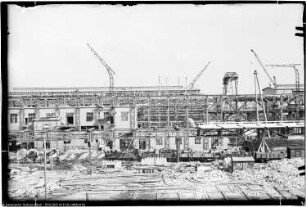 Hydrierung, Bau Me 830 Lager und Maschinenraum - Me 858 Bedienungsbau. Rundblick von Me 807 Umlaufpumpenbau auf Me 830 Lager und Maschinenraum - Me 858 Bedienungsbau