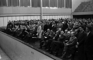 Freiburg: Freisprechungsfeier der Industrie- und Handelskammer 1957; Lehrlinge im Saal der Stadthalle