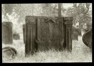 alter Friedhof, Grabstein der Frau Orth