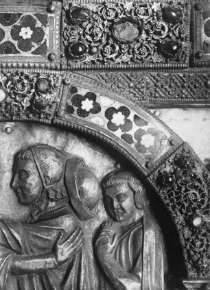 Elisabethschrein — Kreuzseite — 3. Dachrelief von links: Landgraf Ludwig bricht zum Kreuzug auf