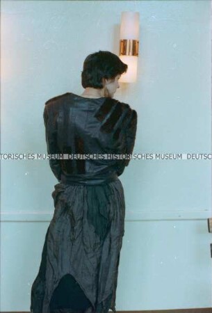 Modell im schwarzen Kleid und Lederjacke (Rückseite) der Designergruppe Allerleirauh