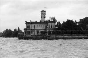 Langenargen: Bewegter Bodensee mit Schloss Montfort