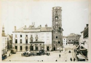 Foto des Rathauses mit Glockenturm in Menen