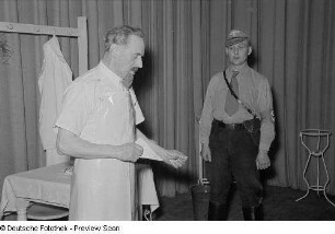 Aufführung einer Theatergruppe beim Bezirksausscheid für Volkskunstgruppen 1954