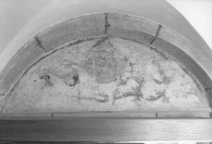 Schildbogen mit Rankenwerk und Signatur