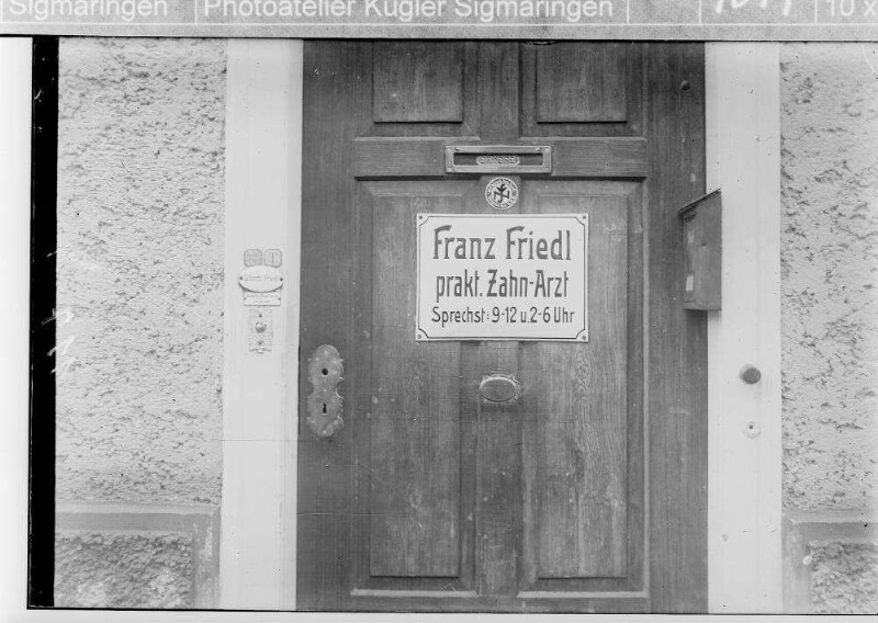 Haustür des praktischen Zahnarztes Franz Friedl in der Leopoldsstraße in Sigmaringen