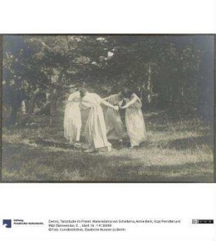 Tanzstudie im Freien: Marie Adama van Scheltema, Annie Beck, Suzy Perrottet und Mitzi Steinwender, Schülerinnen bei Emile Jaques-Dalcroze in Genf