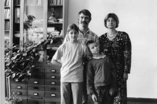 Familie Hoffmann/Wolf (Maler/Grafiker, Projektleiterin) in ihrer Wohnung