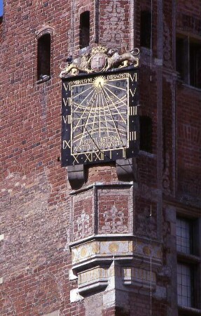Gdansk (Danzig) - Sonnenuhr : Sonnenuhr am Rathaus. Aufgenommen in der Altstadt von Danzig (Gdansk), ca. 2001