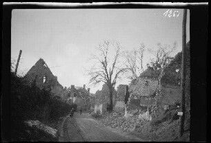 Craonne (Dep. Aisne, Frankreich): von Ruinen gesäumte Straße