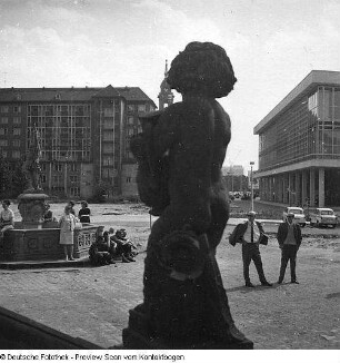 Stadtzentrum mit Passanten und Besuchern