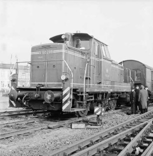 Bahnunfall: Bahnhof Bad Oldesloe: beim Rangieren entgleiste Rangierlokomotive auf Weiche: vorn Gleise: hinten rechts Bahnarbeiter und zwei Männer neben Lokomotive: hinten links Singnalanlage und Schranke: dahinter Wohnhäuser