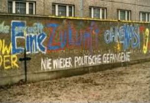 Graffiti an der Bezirksverwaltung der Staatssicherheit in Dresden