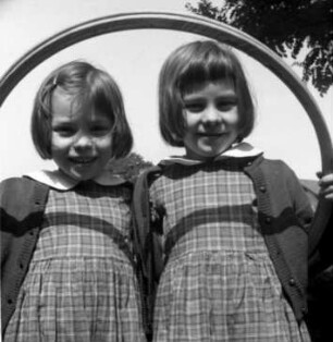 Zwei Mädchen mit Reifen. Aufnahme wohl in einem Kinderkurheim oder Kinderheim in Bad Nauheim