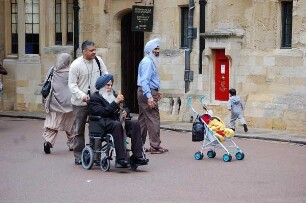 Windsor bei London - Indische Besucher : Indische Besucher im Innenhof von Schloss Windsor, aufgenommen am 15. Mai 2006