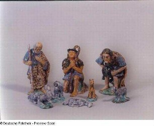Drei Hirten mit Hunden und Schafen : Drei Hirten mit Hunden und Schafen für eine Weihnachtskrippe. Keramik, glasiert (1. H. 20. Jh.; wohl K. Feuerriegel). Frohburg: Museum im Schloß Frohburg