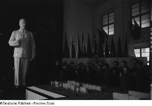 Blick in die Halle mit einer Statue von Stalin und einem Modell der Stalinallee