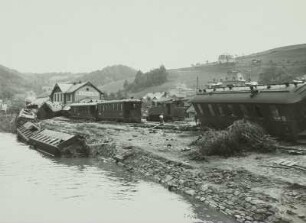 Müglitztal. Glashütte. Bahnhof mit weggeschwemmten Personenwagen der Schmalspurbahn nach der Unwetterkatastrophe vom 8./9. Juli 1927