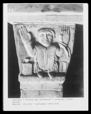 Kapitell eines Pilasters am Altar: Orant