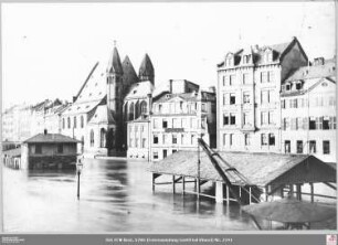 Hochwasser am Mainkai auf der Höhe der Leonhardskirche