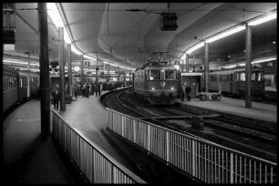 Bern: Bahnsteige und Züge