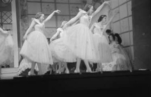 Szenenbilder aus der Operette "Dreimädlerhaus" von Heinrich Berté am Metropol-Theater Berlin