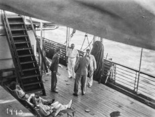 Zwischendeck : Männer und Frauen auf dem Zwischendeck eines Schiffes