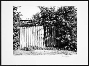 Neuss. Wellblechtor am Kallenhof (ehem. alter Bauernhof)