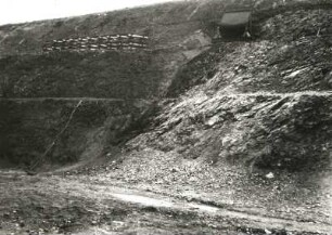 Sproitz. Bruch der Sproitzer Basaltwerke. Berührungszone Basalt-Kieselschiefer (Devon). Blick von Süden