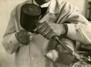 Holzbildhauer bei der Arbeit