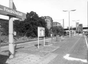 Dresden-Friedrichstadt. Bahnhof Dresden-Friedrichstadt. Bahnsteig und Gleisanlagen. Blick zum Treppenaufgang Waltherstraße