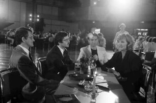 38. Tagung 1988 Physik; Studentenabend; Gruppe am Tisch