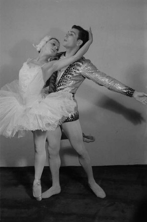 Gastspiel eines russischen Ballett- und Künstlerensembles in der Deutschen Staatsoper Berlin : Primaballerina Alla Schelest mit Boris Bregwadse in "Schwanensee", Teil des Ballettprogramms