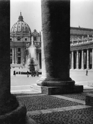 Vatikan. Petersplatz (Piazza San Pietro). Blick aus den Kolonnaden zum Petersdom