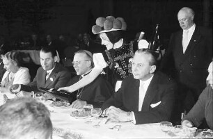 Freiburg: Stadthalle; am Tisch von links nach rechts: Frau Dichtel; Innenminister Schröder; Schäufele; Kiesinger; Miss Emmet, Member of Parliament; Furler