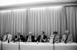32. Tagung 1982 Physiker; Maikäferrede: Fachdiskussion über Weltwirtschaft, Tjalling Ch. Koopmans, ?, Friedrich A. v. Hayek, Paul Samuelson, ?, James E. Meade