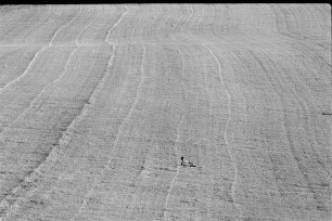Čičmany. Akt-Pleinair 1980. Abgeerntetes Feld mit einer liegenden jungen Frau im Hintergrund