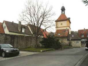 Stadtbefestigung-Ansicht im Süden-Stadtmauer von Südwesten über Feldseite (Wehrgang im 18 Jh abgetragen und Stadtgraben verfüllt) im Verlauf zum Ochsenfurter Tor