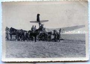 Deutsche Soldaten vor einem abgestürzten sowjetischen Bombenflugzeug