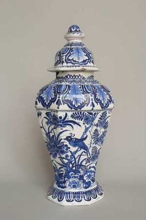 Achtkantige Deckelvase mit Fasan auf Lochfelsen sowie ostasiatisch inspiriertem Blüten- und Blattdekor